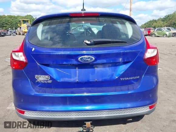 2014 Ford Focus Titanium z VIN 1FADP3N2XEL221125, wystawiony jako IAAI lot #43258398 z przebiegiem 165 585 mil mil oraz . Historia ofert i sprzedaży dostępna na DreamBid. Obrazek 17.