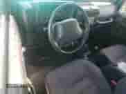 2002 Jeep Wrangler X z VIN 1J4FA39SX2P731469, wystawiony jako Copart lot #71106525 z przebiegiem 199 317 mil mil oraz Czysty tytuł • Clean title. Historia ofert i sprzedaży dostępna na DreamBid. Obrazek 8.