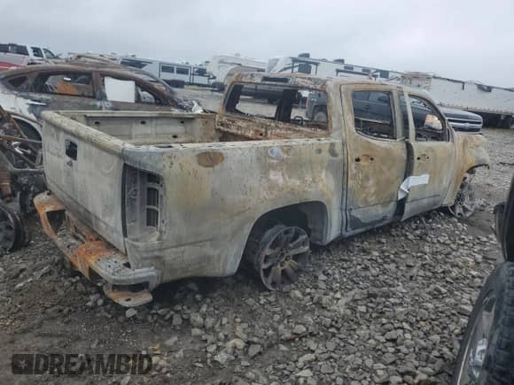 2015 Chevrolet Colorado 2WD LT z VIN 1GCGSBEA3F1262734, wystawiony jako Copart lot #64201025 z przebiegiem Nie podano mil oraz Nie do naprawy • Non repairable. Historia ofert i sprzedaży dostępna na DreamBid. Obrazek 3.