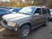 2004 Nissan Pathfinder SE z VIN JN8DR09Y44W908815, wystawiony jako IAAI lot #41358024 z przebiegiem 88 712 mil mil oraz . Historia ofert i sprzedaży dostępna na DreamBid. Obrazek 2.