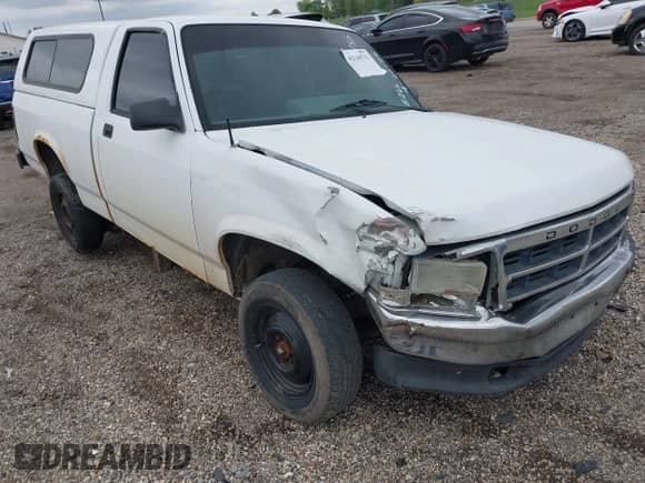 1996 Dodge Dakota with VIN 1B7FL26P7TS578266, listed as a IAAI auction lot 42144732 with 221,922 mi miles and . Bid and sale history available at DreamBid. Image 6.