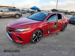 2019 Toyota Camry XSE z VIN 4T1B61HK7KU166865, wystawiony jako Copart lot #82299895 z przebiegiem 107 550 mil mil oraz Szkoda całkowita • Salvage title. Historia ofert i sprzedaży dostępna na DreamBid. Obrazek 1.