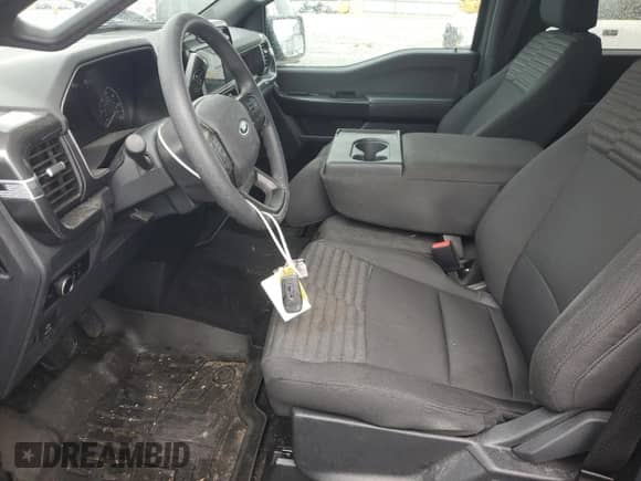 2023 Ford F-150 XL z VIN 1FTEW1EP5PKD81360, wystawiony jako Copart lot #82103525 z przebiegiem 26 118 mil mil oraz Szkoda całkowita • Salvage title. Historia ofert i sprzedaży dostępna na DreamBid. Obrazek 7.