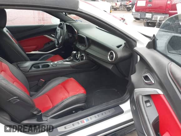 2017 Chevrolet Camaro 2SS z VIN 1G1FH3D75H0149794, wystawiony jako IAAI lot #41932933 z przebiegiem 35 203 mil mil oraz . Historia ofert i sprzedaży dostępna na DreamBid. Obrazek 5.