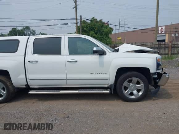 2017 Chevrolet Silverado 1500 LTZ z VIN 3GCUKSECXHG271682, wystawiony jako IAAI lot #42883455 z przebiegiem 82 572 mil mil oraz . Historia ofert i sprzedaży dostępna na DreamBid. Obrazek 13.