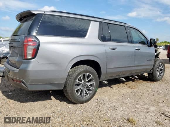2022 Chevrolet Suburban Z71 with VIN 1GNSKDKD6NR269916, listed as a Copart auction lot 66404875 with 35,824 mi miles and Clean title. Bid and sale history available at DreamBid. Image 3.