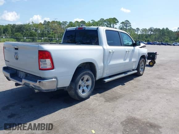 2020 Ram 1500 Lone Star z VIN 1C6RREFT5LN337869, wystawiony jako IAAI lot #42461522 z przebiegiem 148 064 mil mil oraz . Historia ofert i sprzedaży dostępna na DreamBid. Obrazek 4.