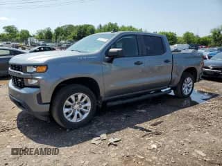 2020 Chevrolet Silverado 1500 Custom z VIN 1GCPYBEH1LZ123260, wystawiony jako Copart lot #60507745 z przebiegiem 47 263 mil mil oraz Szkoda całkowita • Salvage title. Historia ofert i sprzedaży dostępna na DreamBid. Obrazek 1.