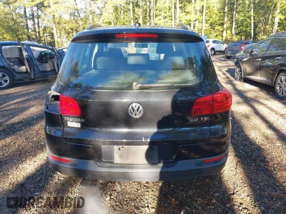 2015 Volkswagen Tiguan S z VIN WVGAV7AX3FW583711, wystawiony jako IAAI lot #43437551 z przebiegiem 213 857 mil mil oraz . Historia ofert i sprzedaży dostępna na DreamBid. Obrazek 16.