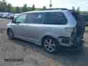 2013 Toyota Sienna SE z VIN 5TDXK3DC4DS280409, wystawiony jako IAAI lot #42830202 z przebiegiem 189 291 mil mil oraz . Historia ofert i sprzedaży dostępna na DreamBid. Obrazek 3.