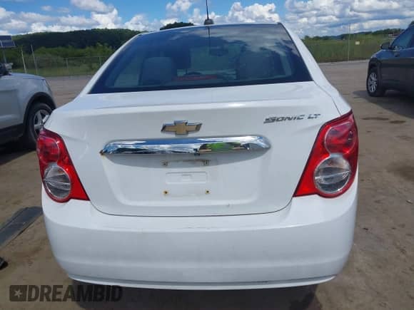2016 Chevrolet Sonic LT z VIN 1G1JC5SH1G4103869, wystawiony jako IAAI lot #42971155 z przebiegiem 139 107 mil mil oraz . Historia ofert i sprzedaży dostępna na DreamBid. Obrazek 16.