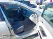 2005 Toyota Camry LE z VIN 4T1BE30K75U032758, wystawiony jako IAAI lot #43315191 z przebiegiem 217 300 mil mil oraz . Historia ofert i sprzedaży dostępna na DreamBid. Obrazek 5.