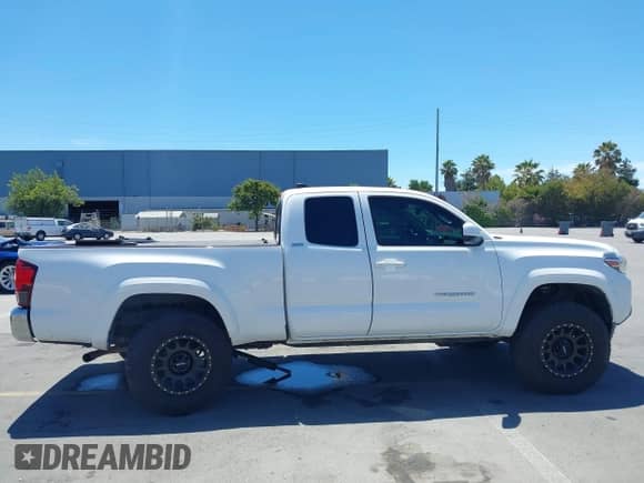 2018 Toyota Tacoma SR5 z VIN 5TFSZ5AN7JX125771, wystawiony jako IAAI lot #42783782 z przebiegiem 152 340 mil mil oraz . Historia ofert i sprzedaży dostępna na DreamBid. Obrazek 13.