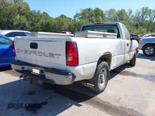 2004 Chevrolet Silverado 1500 Work Truck z VIN 1GCEC14Z34Z311869, wystawiony jako IAAI lot #43417309 z przebiegiem 206 048 mil mil oraz . Historia ofert i sprzedaży dostępna na DreamBid. Obrazek 4.