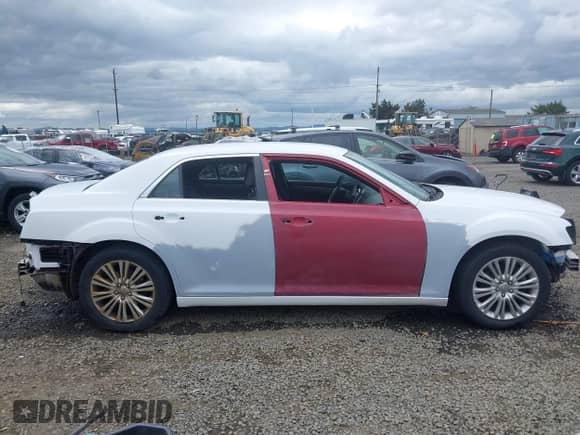 2014 Chrysler 300 с VIN 2C3CCARGXEH216732, выставлен на аукционе IAAI как лот 42317060 с пробегом 230 277 миль миль и . История ставок и продаж доступна на DreamBid. Изображение 14.