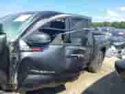 2023 Toyota Tacoma SR z VIN 3TMCZ5AN1PM575595, wystawiony jako IAAI lot #43173370 z przebiegiem 44 408 mil mil oraz . Historia ofert i sprzedaży dostępna na DreamBid. Obrazek 14.