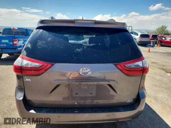 2020 Toyota Sienna XLE Premium с VIN 5TDDZ3DC1LS242326, выставлен на аукционе Copart как лот 70352825 с пробегом 75 485 миль миль и Списание • Salvage title. История ставок и продаж доступна на DreamBid. Изображение 6.