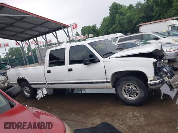 1997 Chevrolet Silverado 3500 z VIN 1GCGC33R4VF008124, wystawiony jako IAAI lot #42641985 z przebiegiem 229 962 mil mil oraz . Historia ofert i sprzedaży dostępna na DreamBid. Obrazek 13.