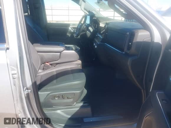 2025 GMC Sierra 1500 SLT z VIN 1GTUUDED8SZ241974, wystawiony jako IAAI lot #43545432 z przebiegiem 26 003 mil mil oraz . Historia ofert i sprzedaży dostępna na DreamBid. Obrazek 5.