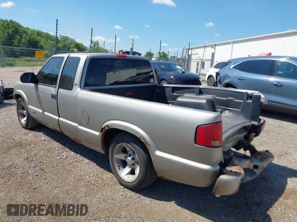 2002 Chevrolet S-10 LS с VIN 1GCCS195728158125, выставлен на аукционе IAAI как лот 42595558 с пробегом 134 796 миль миль и . История ставок и продаж доступна на DreamBid. Изображение 3.