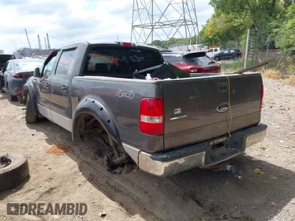 2004 Ford F-150 XLT z VIN 1FTRW14W04KD17202, wystawiony jako IAAI lot #43060448 z przebiegiem 253 290 mil mil oraz . Historia ofert i sprzedaży dostępna na DreamBid. Obrazek 3.