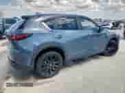2023 Mazda CX-5 S Carbon Edition z VIN JM3KFBCM1P0105696, wystawiony jako Copart lot #63983385 z przebiegiem 23 736 mil mil oraz Czysty tytuł • Clean title. Historia ofert i sprzedaży dostępna na DreamBid. Obrazek 3.