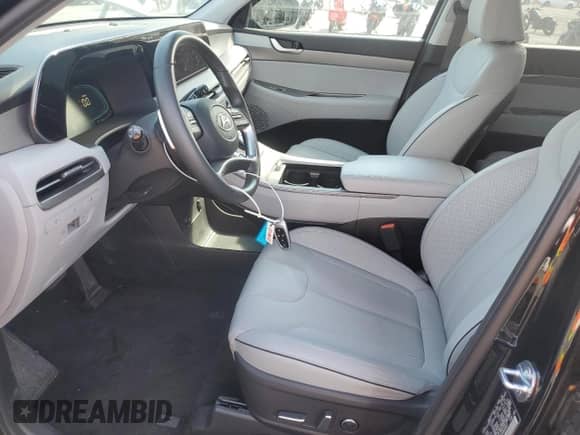 2025 Hyundai Palisade SEL z VIN KM8R2DGE5SU865807, wystawiony jako Copart lot #87453925 z przebiegiem 11 681 mil mil oraz Czysty tytuł • Clean title. Historia ofert i sprzedaży dostępna na DreamBid. Obrazek 7.