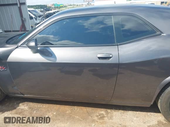 2019 Dodge Challenger R/T z VIN 2C3CDZBT4KH573676, wystawiony jako IAAI lot #43104016 z przebiegiem 93 234 mil mil oraz . Historia ofert i sprzedaży dostępna na DreamBid. Obrazek 14.