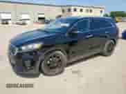 2020 Kia Sorento L z VIN 5XYPG4A39LG639650, wystawiony jako Copart lot #64805235 z przebiegiem 70 830 mil mil oraz Szkoda całkowita • Salvage title. Historia ofert i sprzedaży dostępna na DreamBid. Obrazek 1.