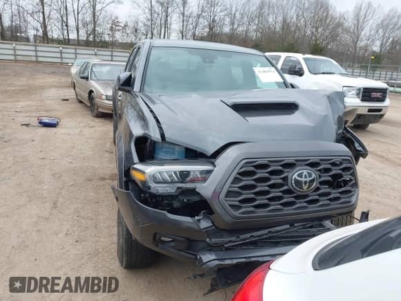 2022 Toyota Tacoma SR5 z VIN 3TMDZ5BN7NM135994, wystawiony jako IAAI lot #41484916 z przebiegiem 32 671 mil mil oraz . Historia ofert i sprzedaży dostępna na DreamBid. Obrazek 12.