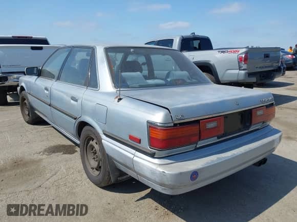 1988 Toyota Camry LE z VIN JT2SV22EXJ3305934, wystawiony jako IAAI lot #42737343 z przebiegiem 256 096 mil mil oraz . Historia ofert i sprzedaży dostępna na DreamBid. Obrazek 3.