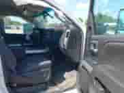 2017 Chevrolet Silverado 2500HD LT z VIN 1GC1KVEY9HF181540, wystawiony jako IAAI lot #43017957 z przebiegiem 198 394 mil mil oraz . Historia ofert i sprzedaży dostępna na DreamBid. Obrazek 5.