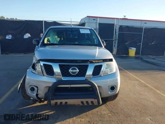 2015 Nissan Frontier SV z VIN 1N6AD0ER3FN707974, wystawiony jako IAAI lot #41213578 z przebiegiem 121 326 mil mil oraz . Historia ofert i sprzedaży dostępna na DreamBid. Obrazek 12.