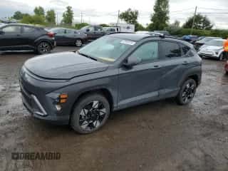 2024 Hyundai Kona SEL с VIN KM8HBCAB0RU124639, выставлен на аукционе Copart как лот 67995734 с пробегом 7 397 миль миль и На запчасти • Non repairable. История ставок и продаж доступна на DreamBid. Изображение 1.