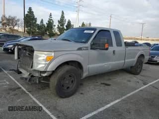 2013 Ford F-250 XL z VIN 1FT7X2A66DEB77282, wystawiony jako Copart lot #84869404 z przebiegiem 283 377 mil mil oraz Czysty tytuł • Clean title. Historia ofert i sprzedaży dostępna na DreamBid. Obrazek 1.