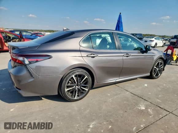 2020 Toyota Camry LE z VIN 4T1C11AK8LU317016, wystawiony jako Copart lot #84971755 z przebiegiem 67 655 mil mil oraz Szkoda całkowita • Salvage title. Historia ofert i sprzedaży dostępna na DreamBid. Obrazek 3.