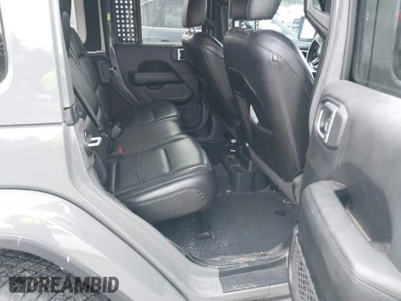 2021 Jeep Wrangler Unlimited Sahara Altitude z VIN 1C4HJXEG5MW519112, wystawiony jako IAAI lot #42086926 z przebiegiem 42 951 mil mil oraz . Historia ofert i sprzedaży dostępna na DreamBid. Obrazek 8.