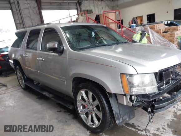 2011 Chevrolet Suburban LTZ z VIN 1GNSCKE05BR179971, wystawiony jako IAAI lot #41510322 z przebiegiem 223 741 mil mil oraz . Historia ofert i sprzedaży dostępna na DreamBid. Obrazek 14.