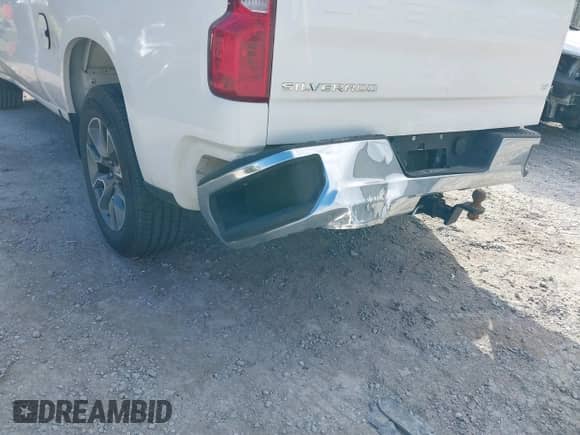 2020 Chevrolet Silverado 1500 LT z VIN 1GCRWCED8LZ159240, wystawiony jako IAAI lot #40765702 z przebiegiem 89 461 mil mil oraz . Historia ofert i sprzedaży dostępna na DreamBid. Obrazek 17.