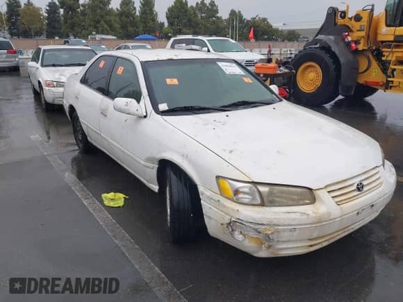 1998 Toyota Camry LE z VIN JT2BG22K3W0208583, wystawiony jako IAAI lot #43404916 z przebiegiem 270 180 mil mil oraz . Historia ofert i sprzedaży dostępna na DreamBid. Obrazek 6.