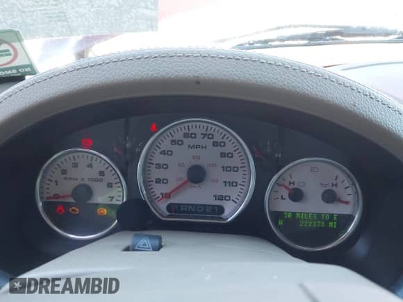 2004 Ford F-150 XLT z VIN 1FTPW12564KC92615, wystawiony jako IAAI lot #43462750 z przebiegiem 222 373 mil mil oraz . Historia ofert i sprzedaży dostępna na DreamBid. Obrazek 7.