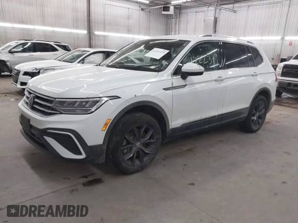 2024 Volkswagen Tiguan SE с VIN 3VV2B7AX4RM035238, выставлен на аукционе IAAI как лот 41222379 с пробегом 33 445 миль миль и . История ставок и продаж доступна на DreamBid. Изображение 2.