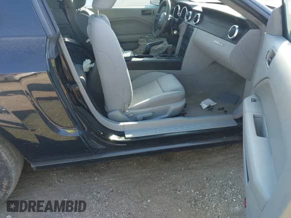 2005 Ford Mustang GT Deluxe с VIN 1ZVFT82H955147685, выставлен на аукционе IAAI как лот 43374177 с пробегом 51 862 миль миль и . История ставок и продаж доступна на DreamBid. Изображение 5.