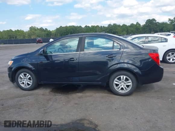 2014 Chevrolet Sonic LT z VIN 1G1JC5SH7E4137635, wystawiony jako IAAI lot #43083539 z przebiegiem 176 334 mil mil oraz . Historia ofert i sprzedaży dostępna na DreamBid. Obrazek 14.