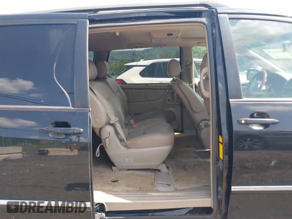 2008 Toyota Sienna XLE z VIN 5TDBK22C98S011075, wystawiony jako IAAI lot #43018734 z przebiegiem 204 500 mil mil oraz . Historia ofert i sprzedaży dostępna na DreamBid. Obrazek 8.