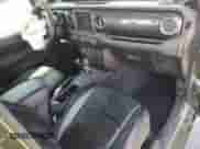 2021 Jeep Wrangler Unlimited Sahara Altitude z VIN 1C4HJXEM0MW655802, wystawiony jako Copart lot #53337225 z przebiegiem 48 130 mil mil oraz Szkoda całkowita • Salvage title. Historia ofert i sprzedaży dostępna na DreamBid. Obrazek 8.