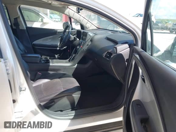2011 Chevrolet Volt z VIN 1G1RD6E47BU102586, wystawiony jako IAAI lot #43304553 z przebiegiem 228 864 mil mil oraz . Historia ofert i sprzedaży dostępna na DreamBid. Obrazek 5.