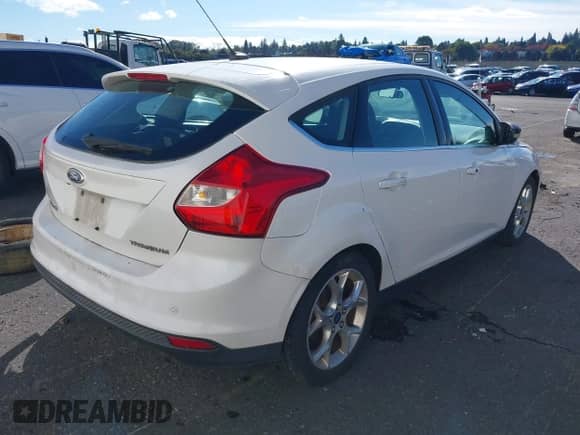 2014 Ford Focus Titanium z VIN 1FADP3N28EL112212, wystawiony jako IAAI lot #43448816 z przebiegiem 143 607 mil mil oraz . Historia ofert i sprzedaży dostępna na DreamBid. Obrazek 4.