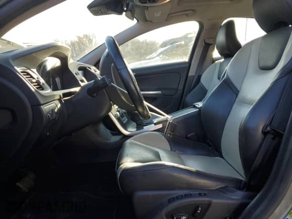 2016 Volvo S60 T5 Platinum с VIN YV4612UM5G2000927, выставлен на аукционе Copart как лот 45575685 с пробегом 137 541 миль миль и Списание • Salvage title. История ставок и продаж доступна на DreamBid. Изображение 7.