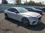 2024 Volvo S60 Core Dark Theme z VIN 7JRL12TK5RG324263, wystawiony jako Copart lot #58593145 z przebiegiem 17 415 mil mil oraz Szkoda całkowita • Salvage title. Historia ofert i sprzedaży dostępna na DreamBid. Obrazek 4.